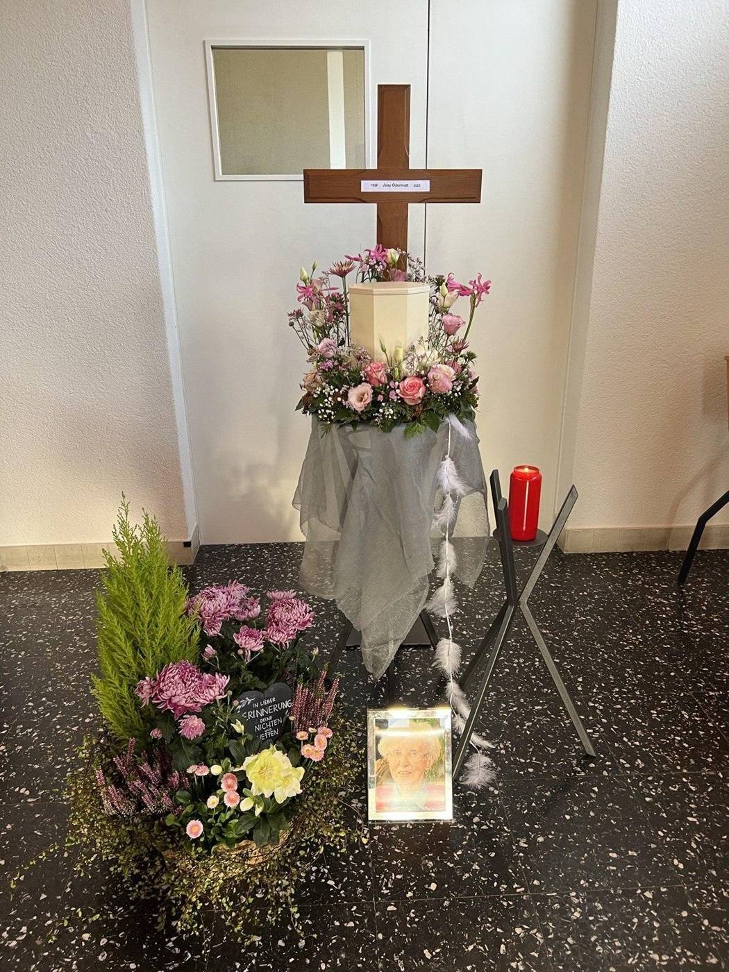 Abdankung mit Blumenschmuck
