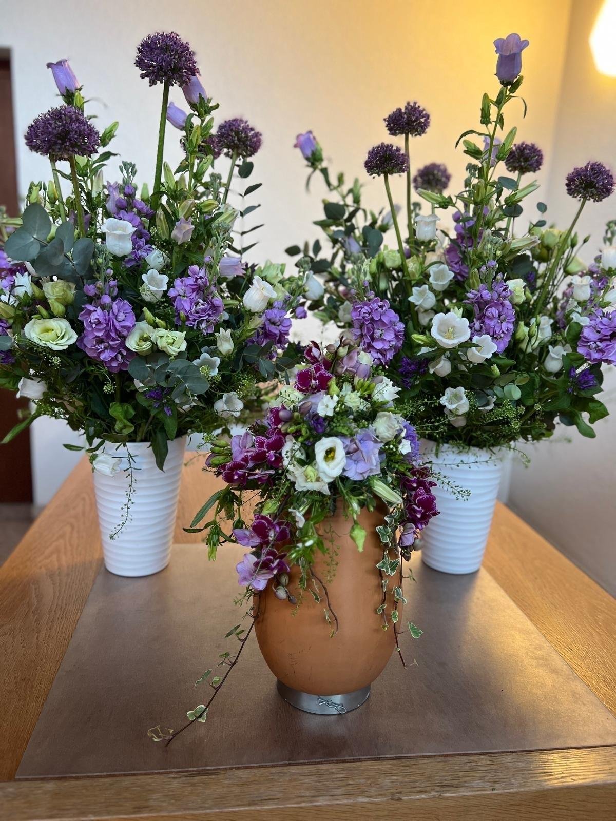 Blumengestecke in Violett und Weiss