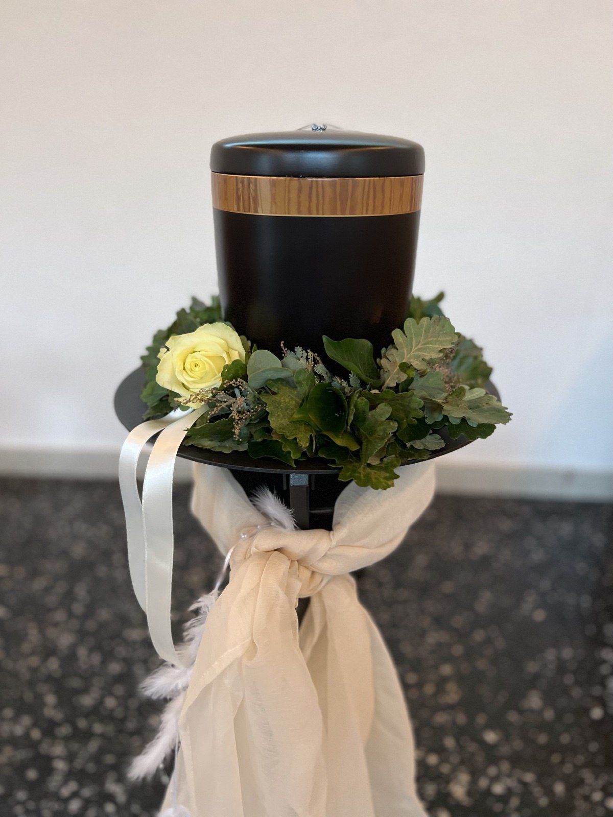 Urne mit Blumenschmuck